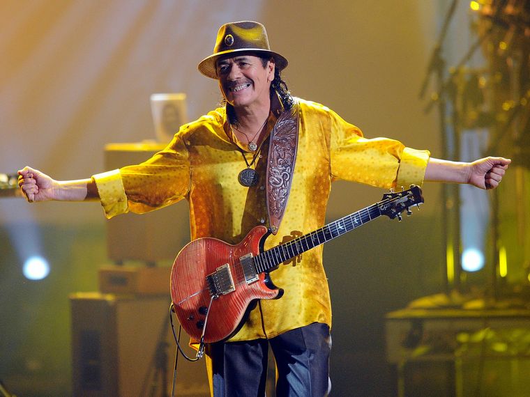 FOTO: El momento en que Carlos Santana se desmaya en pleno show.