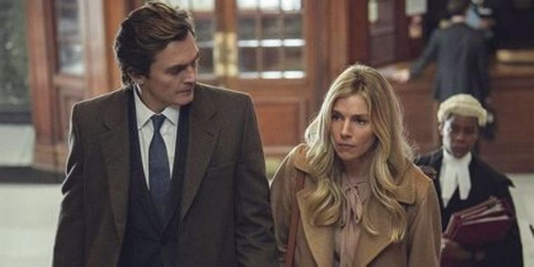 El personaje de la serie ,parecido al de la realidad: conservador,exitoso y acosador.