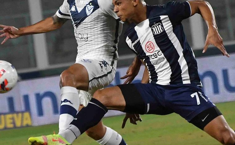 Los jugadores de Talleres se amontonan para gritar el gol de Girotti.