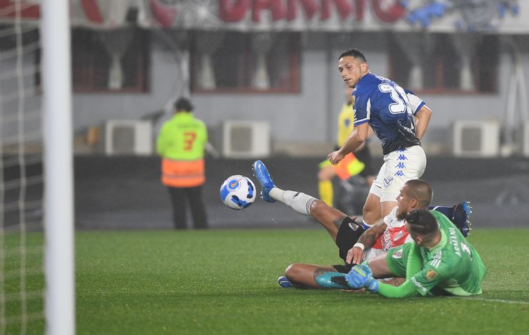 Armani fue figura en un duelo polémico en el que Vélez fue más que River.