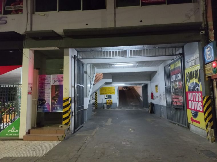 Los ladrones redujeron al empleado y se llevaron los vehículos.