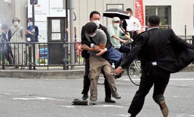 FOTO: El momento de la detención del tirador que mató a Abe.
