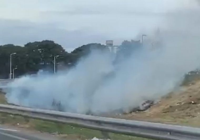 Otra vez humo por quema de pastizales en Circunvalación, un día después del choque