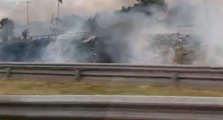 FOTO: Otra vez humo por quema de pastizales en Circunvalación, un día después del choque