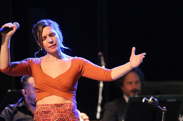 Cecilia Mezzadra entonó las estrofas del Himno Nacional Argentino.