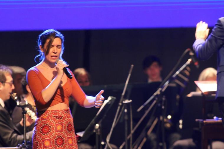 Cecilia Mezzadra entonó las estrofas del Himno Nacional Argentino.