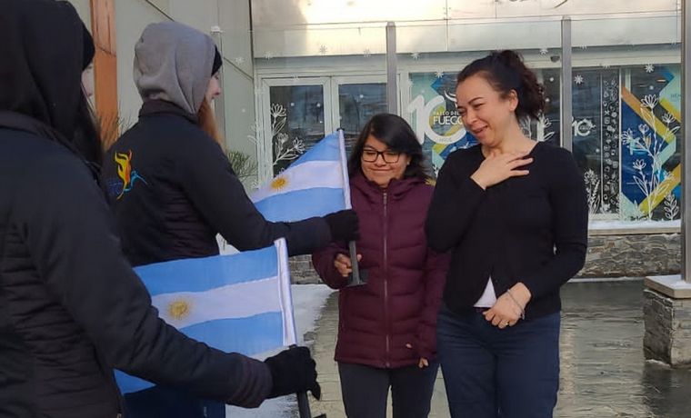FOTO: Cadena 3 Ushuaia regala banderitas argentinas