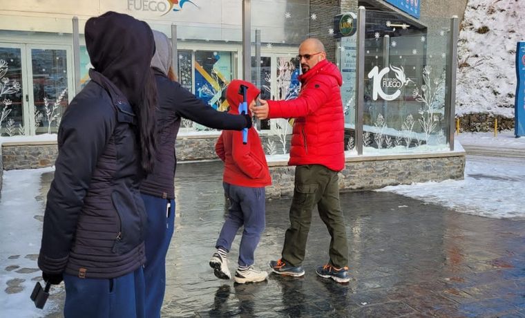 Cadena 3 Ushuaia regala banderitas argentinas