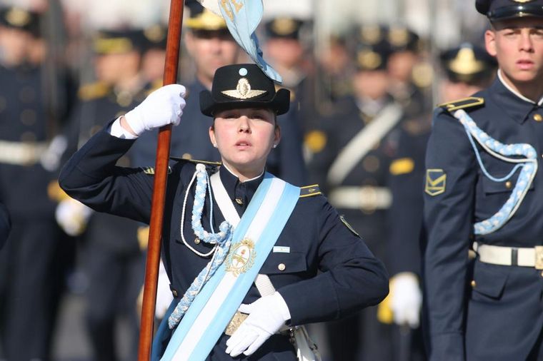Córdoba celebra su 450° aniversario con un gran desfile cívico militar.