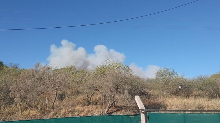 FOTO: Una gran columna de humo producto del incendio en Salsipuedes. 
