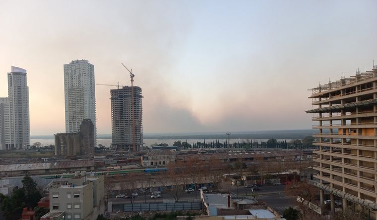Humo y cenizas sobre Rosario por incendios en las islas