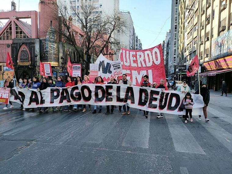 FOTO: Organizaciones de izquierda se manifiestan contra el Gobierno nacional en Córdoba.