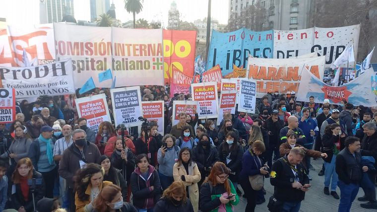 Movimientos de izquierda marcharon en Buenos Aires contra el Gobierno nacional.
