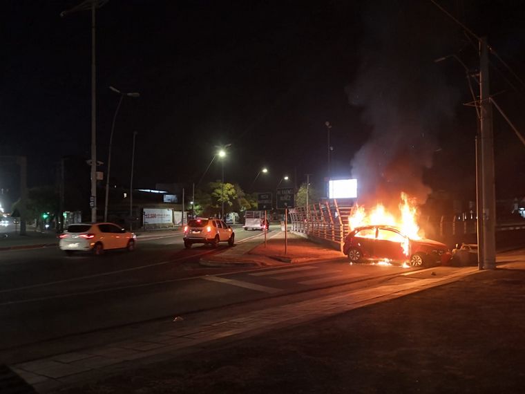 Un auto colisionó y se incendió en plena Rafael Núñez