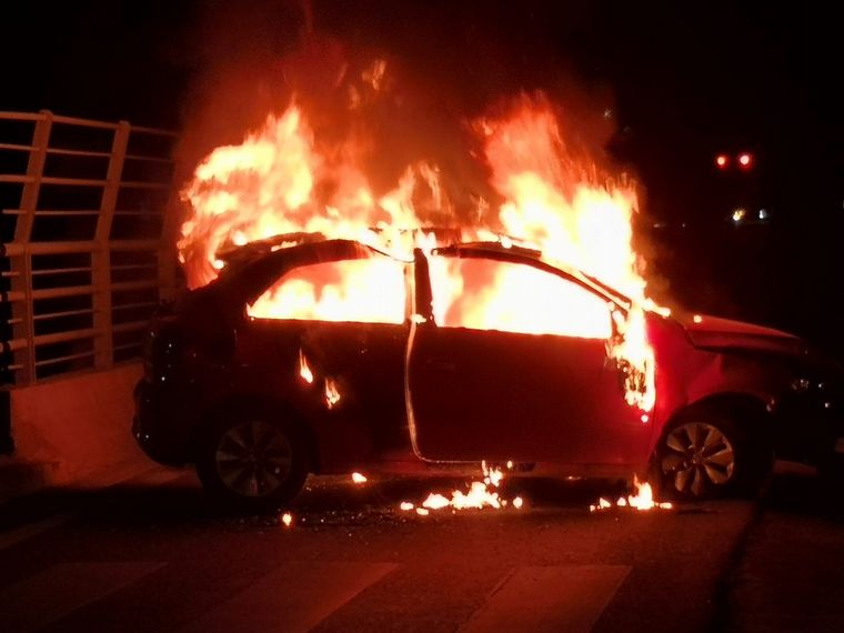 Un auto colisionó y se incendió en plena Rafael Núñez