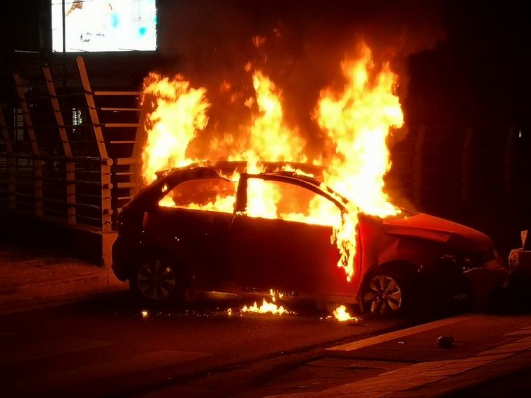Un auto colisionó y se incendió en plena Rafael Núñez
