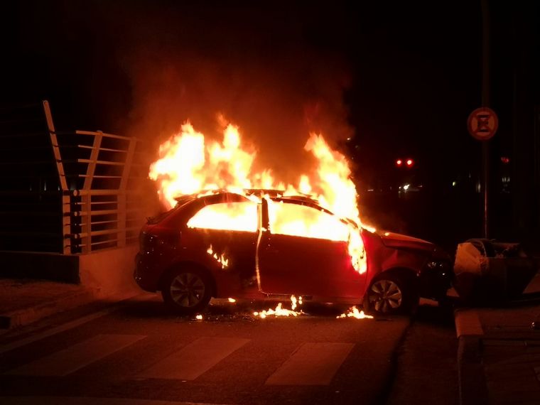 FOTO: Un auto colisionó y se incendió en plena Rafael Núñez