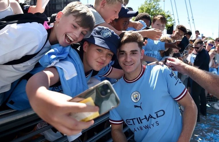 Julián Álvarez fue presentado junto a Halaand en el City.