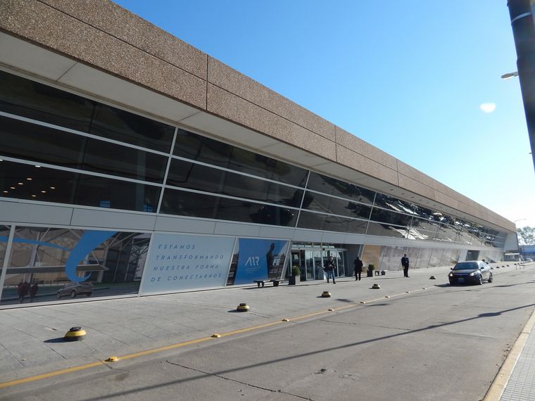 Amenaza de bomba en el AIR de Rosario, mientras llega un avión sanitario.
