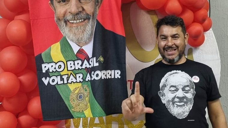 Marcelo Arruda celebraba su cumpleaños con una remera de Lula da Silva.