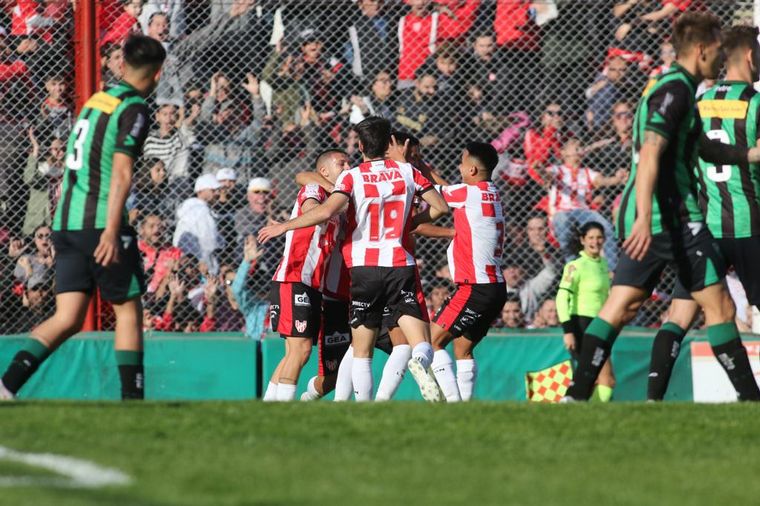 Instituto dio vuelta un partido increíble y sigue prendido arriba.