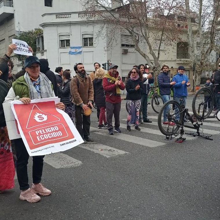 Ambientalistas y vecinos de Rosario se movilizan por las quemas en las Islas del Río.
