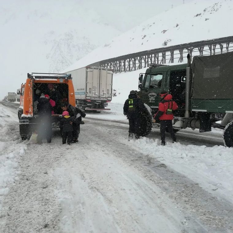 FOTO: Mendoza: cientos de vehículos quedaron varados tras el temporal de nieve en la Ruta 7