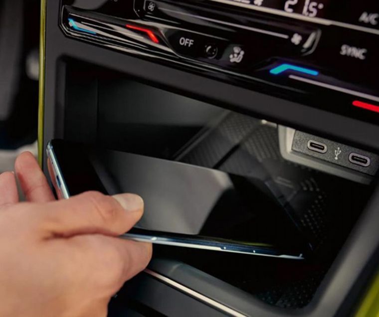 La primera novedad es la incorporación del cargador inalámbrico.