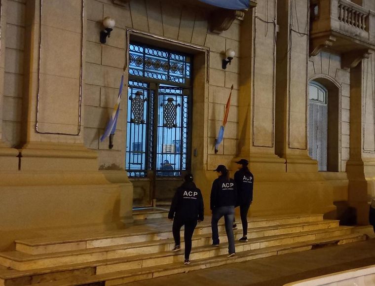 Investigan si un subcomisario preso hizo una fiesta en la cárcel.