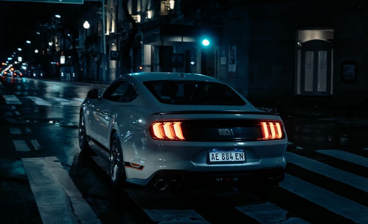 El Mach 1 cuenta con suspensión de tipo MacPherson.