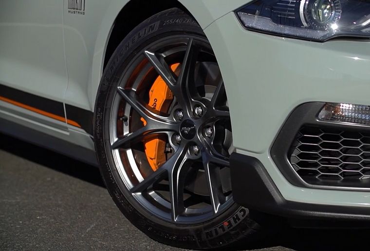 El Mach 1 tiene frenos delanteros Brembo de 15”.