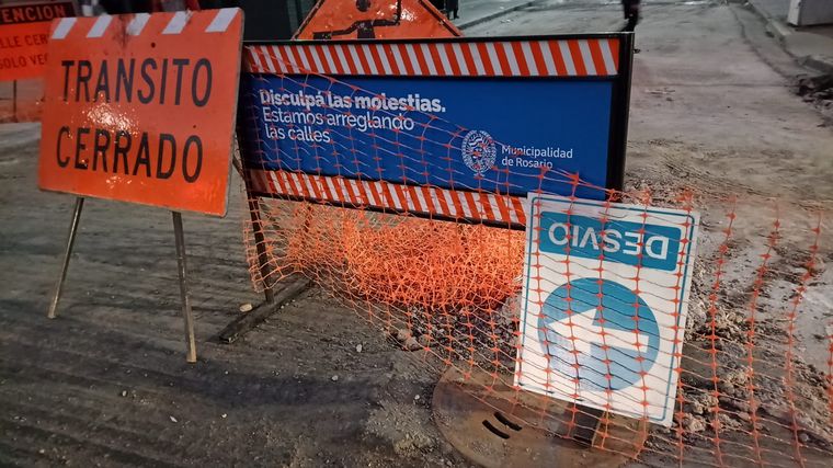 FOTO: Confusión en el microcentro de Rosario por carteles puestos al revés