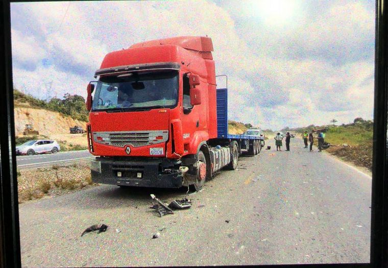 FOTO: El camión que chocó al docente salteño que recorría Bolivia en moto.