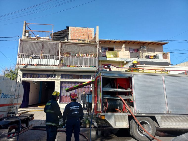 FOTO: Una casa se prendió fuego en la zona noroeste de Rosario.