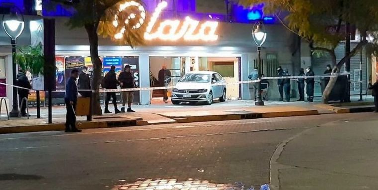 FOTO: Continúan internadas siete personas tras el choque en un teatro de Mendoza.
