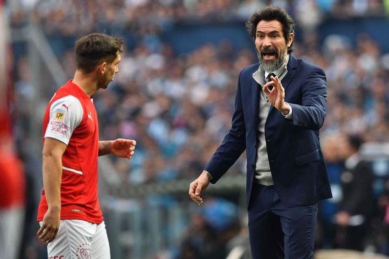 Eduardo Domínguez dirigió su último partido en la derrota ante Racing.