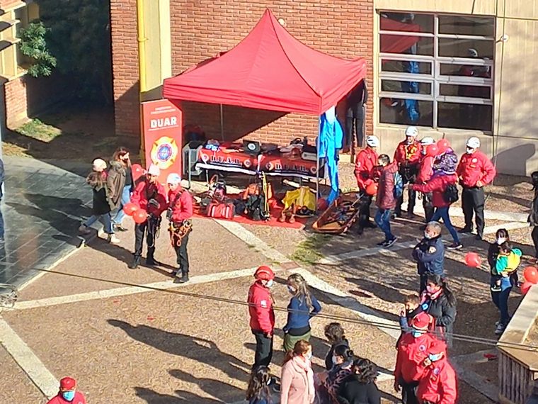 Los bomberos visitaron a los chicos del Hospital de Niños.