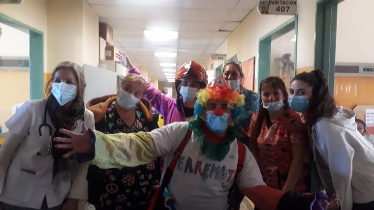 Los bomberos visitaron a los chicos del Hospital de Niños.