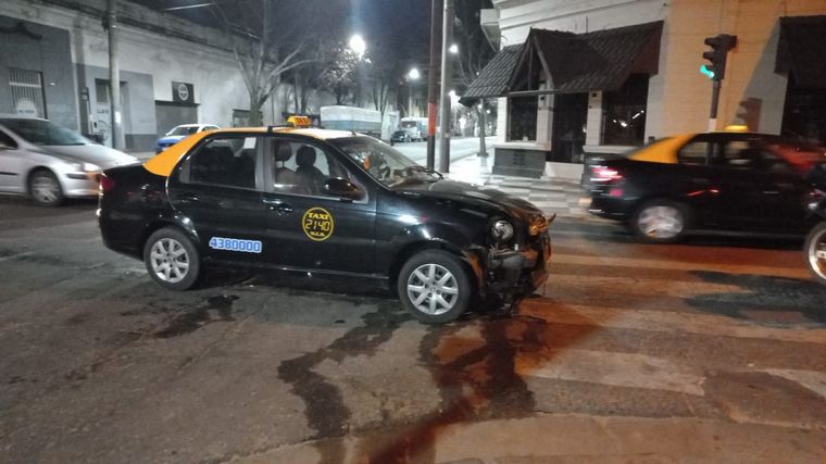 Fuerte choque en la esquina de Montevideo y Ovidio Lagos.