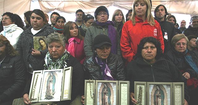 Familiares de los mineros atrapados