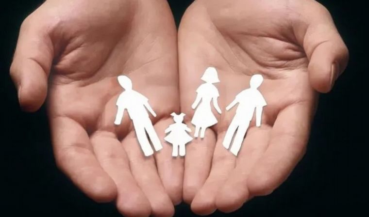 Una jueza permitió que un bebé tenga dos papás y una mamá