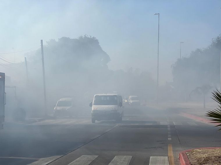 FOTO: Tensión por un incendio de pastizales en la ciudad de Córdoba.