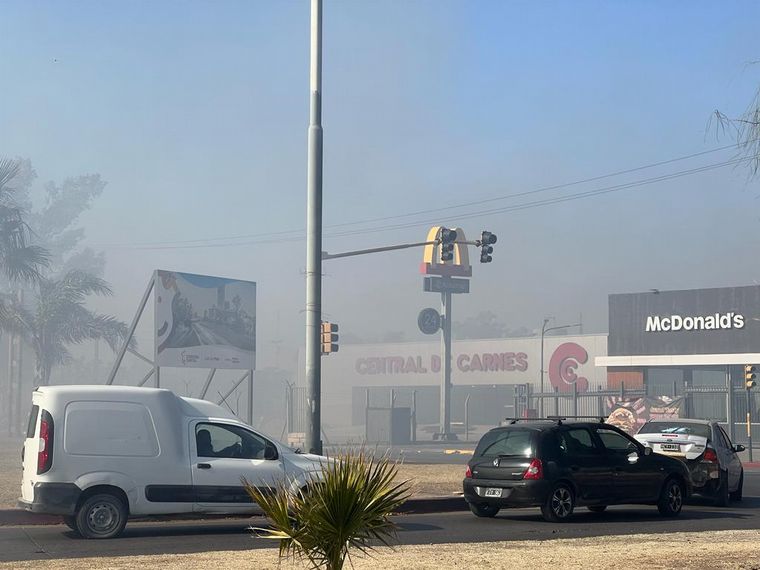 Tensión por un incendio de pastizales en la ciudad de Córdoba.