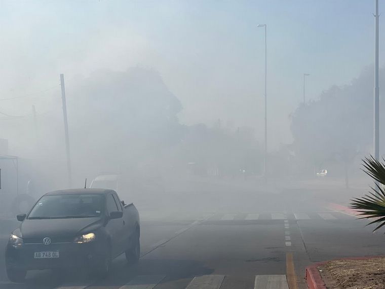 Tensión por un incendio de pastizales en la ciudad de Córdoba.