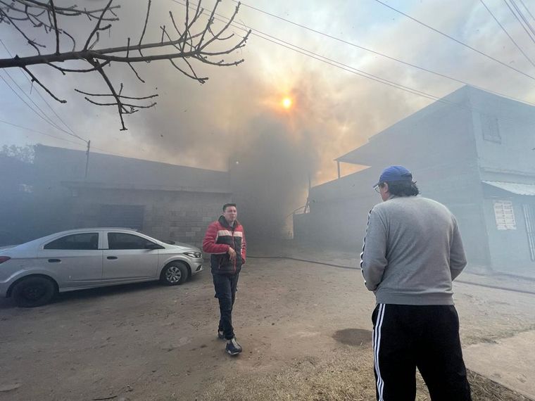 Tensión por un incendio de pastizales en la ciudad de Córdoba.