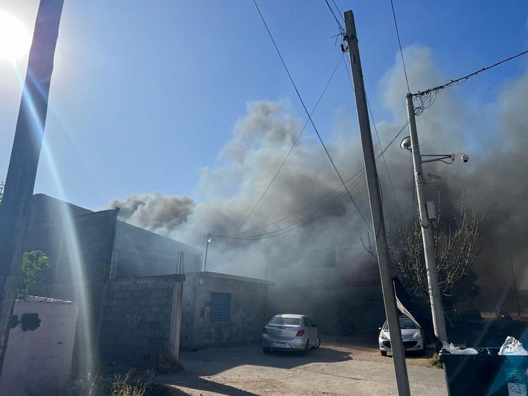 Tensión por un incendio de pastizales en la ciudad de Córdoba.