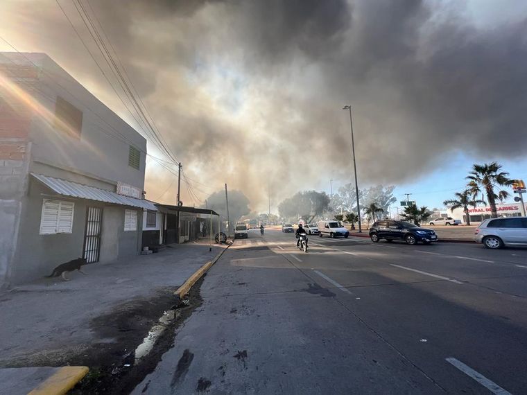 Tensión por un incendio de pastizales en la ciudad de Córdoba.