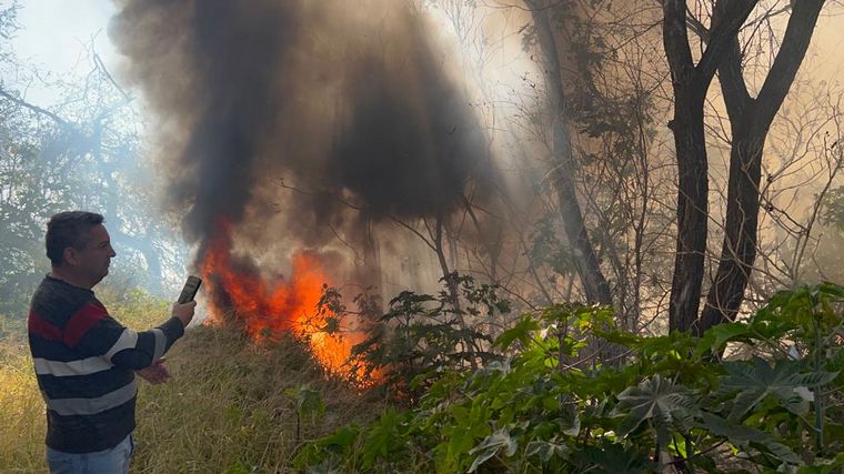 Tensión por un incendio de pastizales en la ciudad de Córdoba.