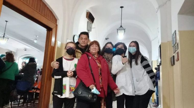 Familia feliz después de un abrazo que llegó hasta las lágrimas.