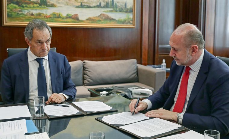 FOTO: Scioli recibió a Perotti y firmaron financiamiento para pymes santafesinas 